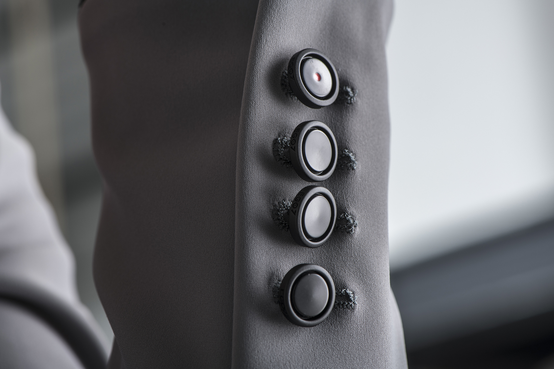 DSC_0044-elegance-sleeve-button-grey-03